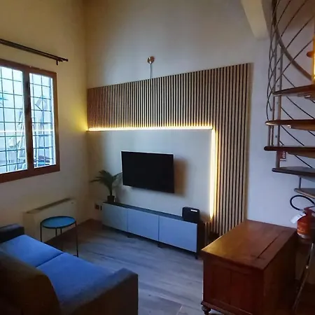 Tuscan Loft - 7 Guests With Patio アパート